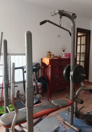 Banco con pesas y barras