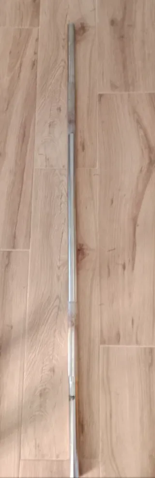 Banco con pesas y barras