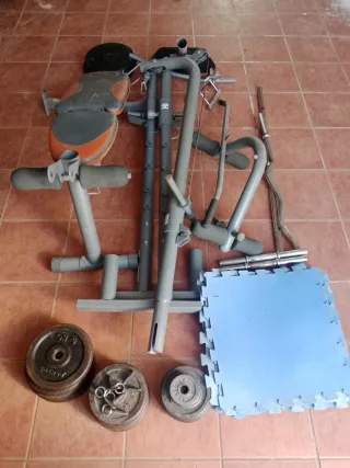 Banco con pesas y barras