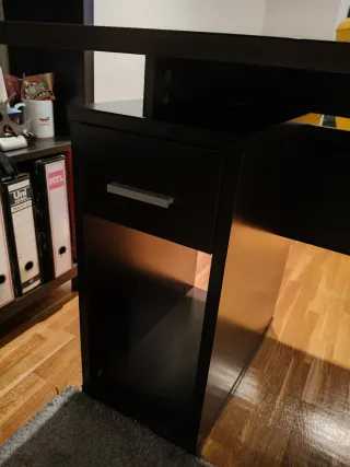 Mesa de escritorio marrón de madera