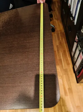 Mesa de escritorio marrón de madera