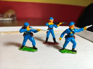 Lotto di soldatini in plastica vintage 5-6 cm