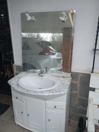 Mueble de baño con espejo y lavabo y apliques luce