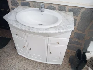Mueble de baño con espejo y lavabo y apliques luce