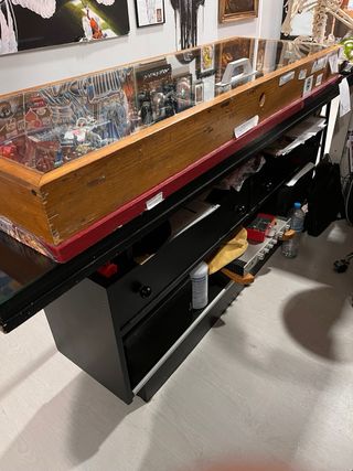 Banco espositivo in legno e vetro