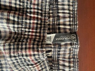 Pantalon Volcom de cuadros.