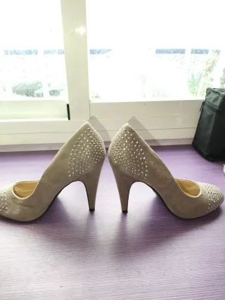 Zapatos de tacón blancos