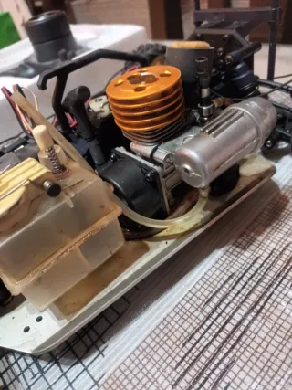 Macchina Kyosho a scoppio con 2 radiocomandi