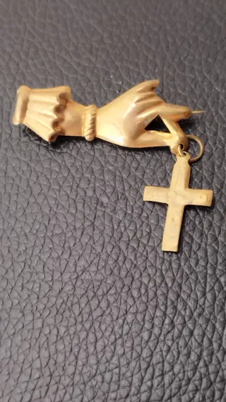 Lote religioso vintage: pulsera y broches