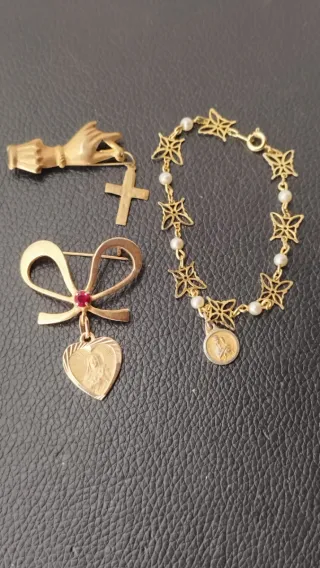 Lote religioso vintage: pulsera y broches