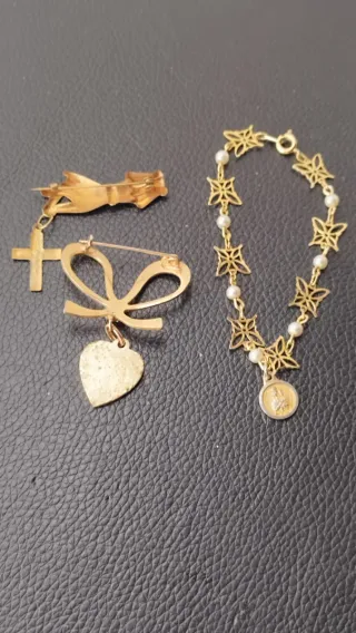 Lote religioso vintage: pulsera y broches