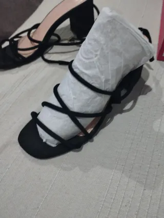 Sandalias negras de tiras