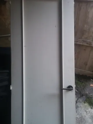 Puerta blanca interior con manilla