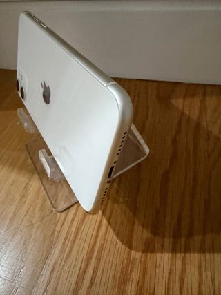 iPhone 11 128GB y fundas de regalo.