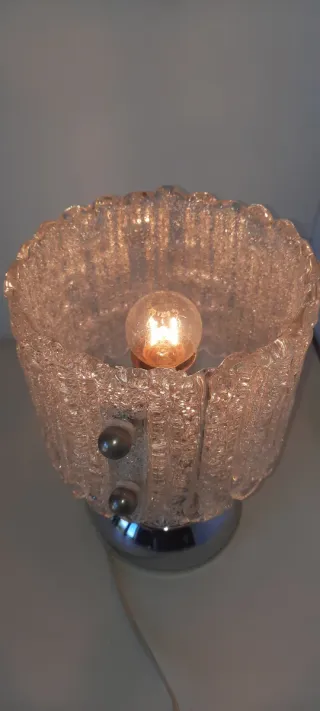 Lampada da tavolo in vetro e metallo