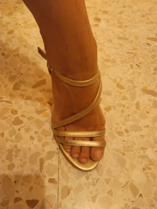 Sandalias de tacón doradas