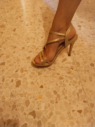 Sandalias de tacón doradas