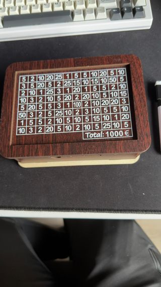 Caja de ahorros de madera con números