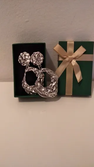 Orecchini pendenti effetto martellato