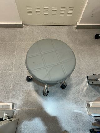 Taburete giratorio gris y plateado