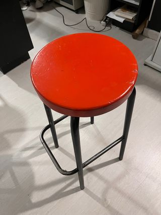 3 Taburetes de bar rojos y negros