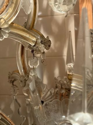 Lámpara de araña de cristal y metal dorado