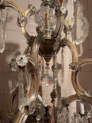 Lámpara de araña de cristal y metal dorado