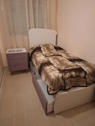 Cama infantil con cajones y mesita