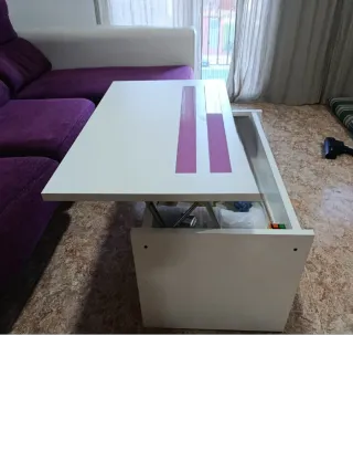 Mesa de salón blanca con detalles morados