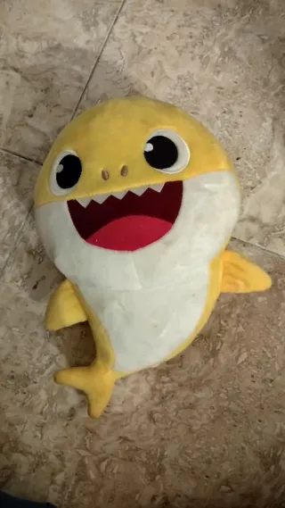 Peluche Musical Baby Shark Amarillo