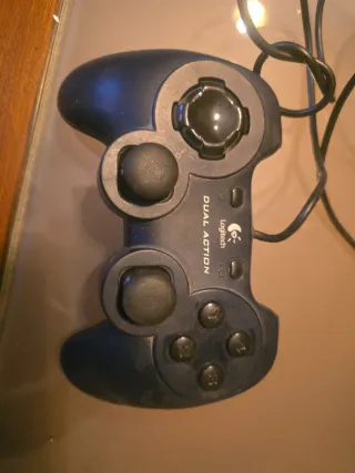 Mando Logitech Dual Action USB PC Se vende mando L