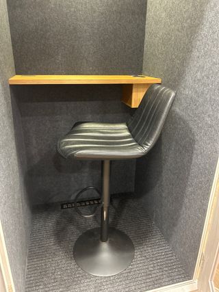 Taburete alto de cuero y madera