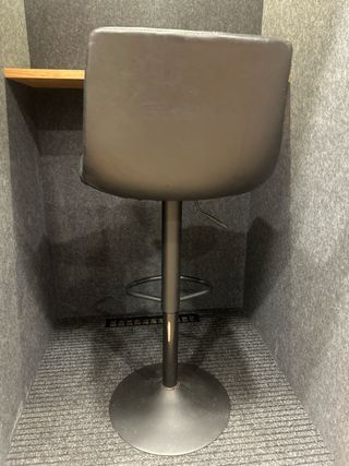 Taburete alto de cuero y madera