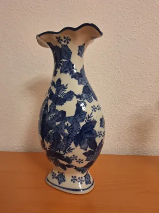 Jarrón porcelana azul y blanco pintado a mano