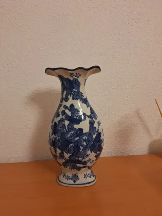 Jarrón porcelana azul y blanco pintado a mano