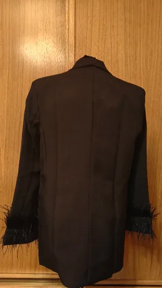 Americana negra con plumas