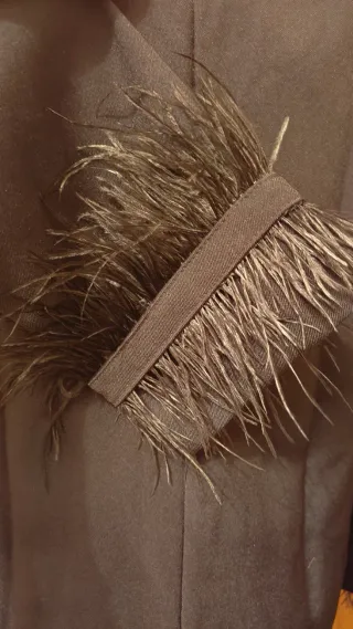 Americana negra con plumas