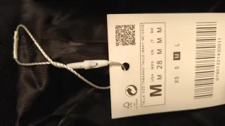 Americana negra con plumas