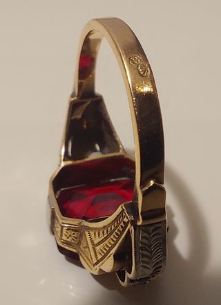 Anillo de 1890 de Oro 18 kt, con un Granate y...