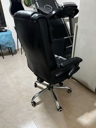 Sillón de oficina directivo con reposapiés