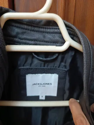 Chaqueta de piel marrón estilo motero