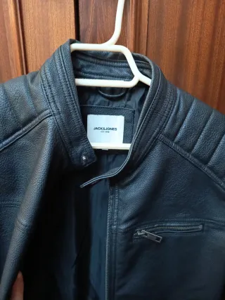Chaqueta de piel marrón estilo motero