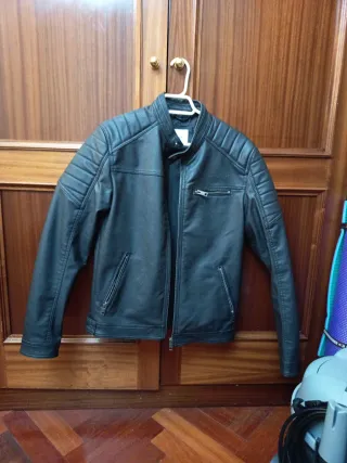 Chaqueta de piel marrón estilo motero