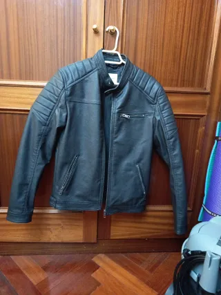Chaqueta de piel marrón estilo motero