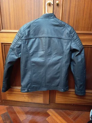 Chaqueta de piel marrón estilo motero