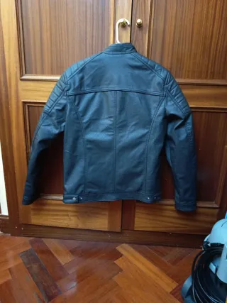 Chaqueta de piel marrón estilo motero