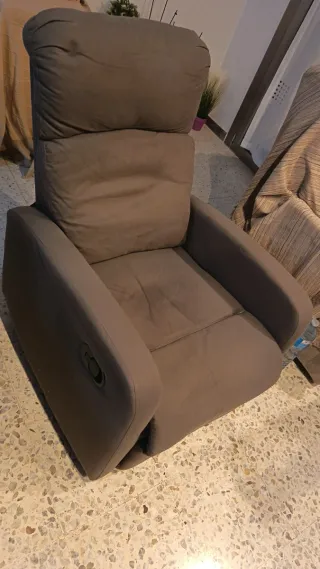 Sillón reclinable de tela, siempre protegido.