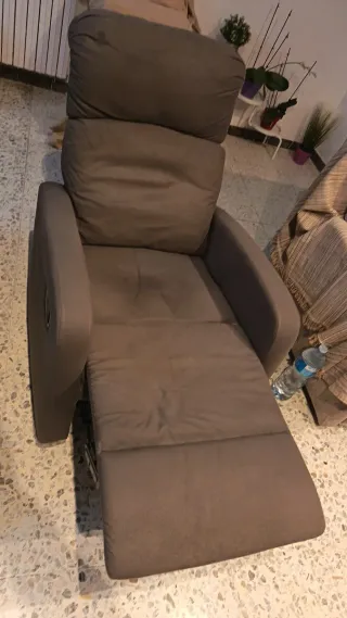 Sillón reclinable de tela, siempre protegido.