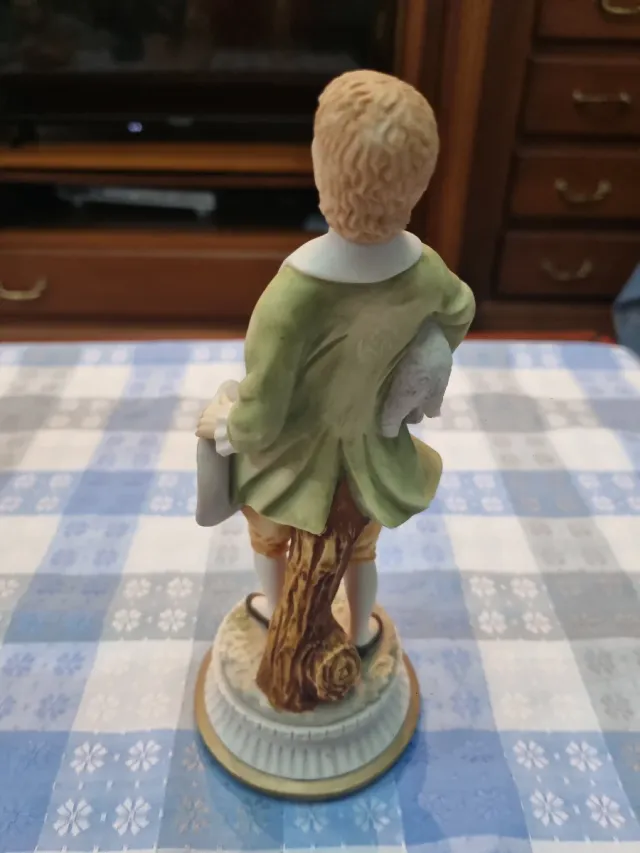 Figura antigua de porcelana hombre y perro