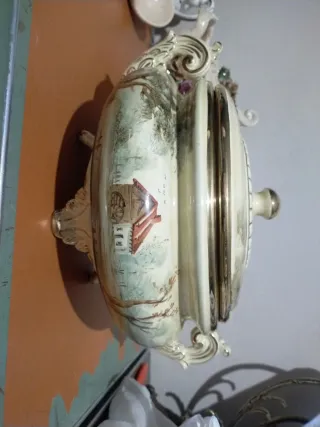 Sopera de porcelana con tapa